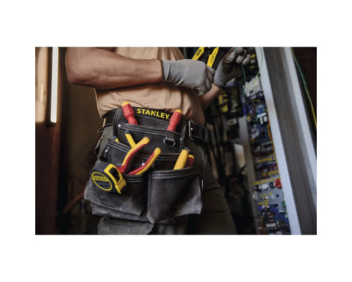 Remeselník s puzdrom na náradie Stanley na opasku pri elektroinštaláciách