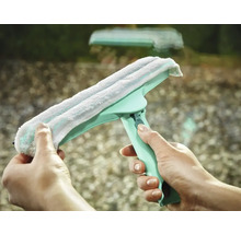 Stierka na okná s návlekom z mikrovlákna držaná v ruke