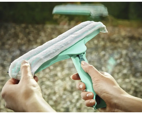 Stierka na okná s návlekom z mikrovlákna držaná v ruke