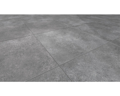 Dlažba so štvorcovými sivými dlaždicami