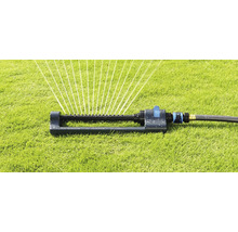 Zavlažovač trávnika v prevádzke na trávniku