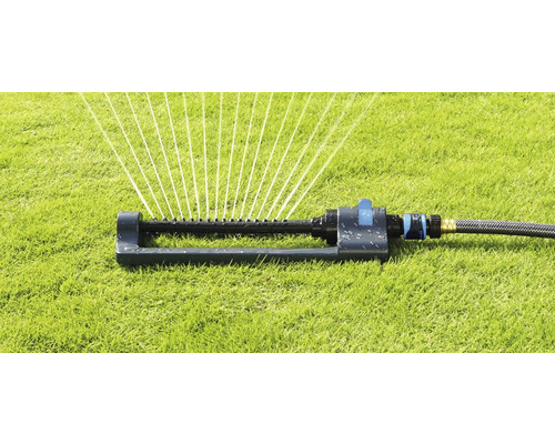 Zavlažovač trávnika v prevádzke na trávniku