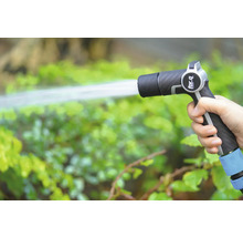 Záhradná hadicová striekacia pištoľ sa používa pri zavlažovaní rastlín