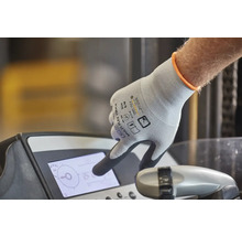 Ruka s pracovnou rukavicou ovláda displej