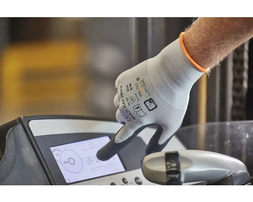 Ruka s pracovnou rukavicou ovláda displej