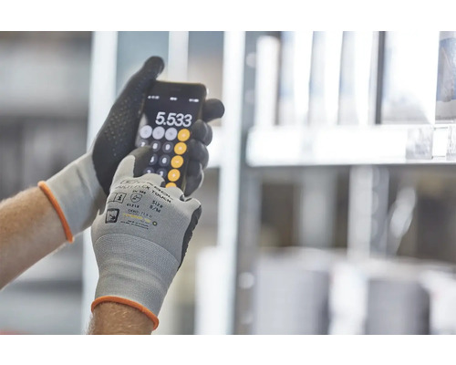 Osoba v pracovných rukaviciach používa kalkulačku na smartfóne.