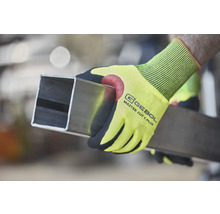 Osoba drží štvorhrannú rúrku v pracovných rukaviciach Gebol Master Cut C Plus.