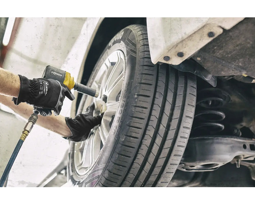 Mechanik mení koleso pomocou rázového uťahováka.