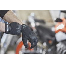 Motocyklové rukavice na zápästí osoby