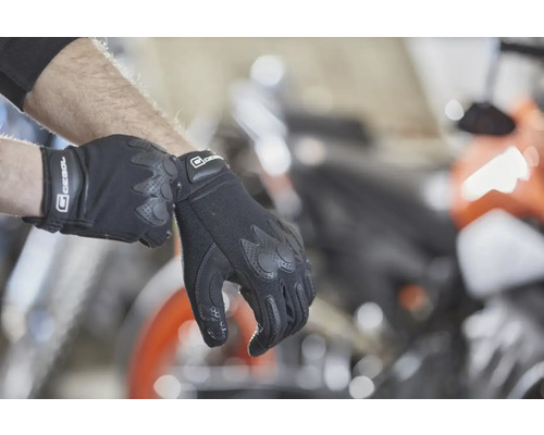 Motocyklové rukavice na zápästí osoby