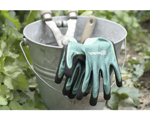 Záhradná scéna s vedrom, záhradníckymi nožnicami a záhradnými rukavicami Gebol