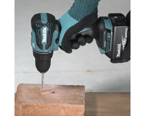 Akumulátorový vŕtací skrutkovač Makita vŕta otvor do tehly