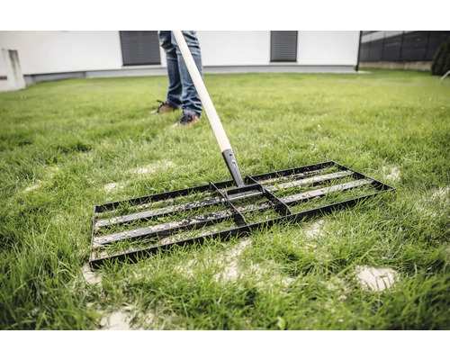 Zrovnávač trávnika na trávniku na prípravu pôdy