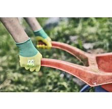 Práca na záhrade so záhradnými rukavicami a kanvou