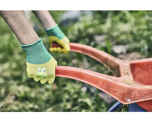 Práca na záhrade so záhradnými rukavicami a kanvou