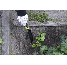 Záhradníčenie s ručnou lopatkou v záhone