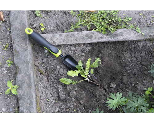 Záhradná scéna s odstraňovačom buriny na odstraňovanie buriny