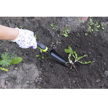 Záhradníctvo so sádzacou lopatkou v tmavej zemi, chránené záhradnými rukavicami.