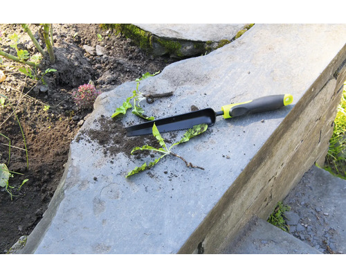 Záhradné náradie a burina na kamenných schodoch