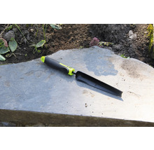 Záhradný nástroj na sadenie na kamennej doske