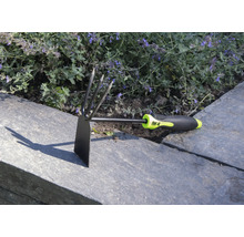 Záhradná motyka s trojzubým pazúrom a rukoväťou