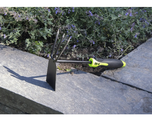 Záhradná motyka s trojzubým pazúrom a rukoväťou