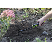 Záhradná motyka používaná na úpravu pôdy v záhrade.