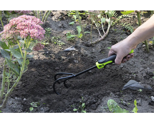 Záhradná motyka používaná na úpravu pôdy v záhrade.