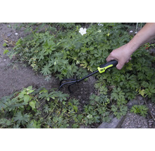 Záhradnícka scéna s osobou, ktorá používa kultivátor značky for_q na úpravu pôdy.