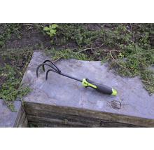 Záhradný kultivátor s tromi hrotmi na záhradníctvo