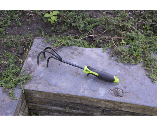 Záhradný kultivátor s tromi hrotmi na záhradníctvo