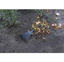 Záhradné hrable na zhrabovanie lístia na zemi.