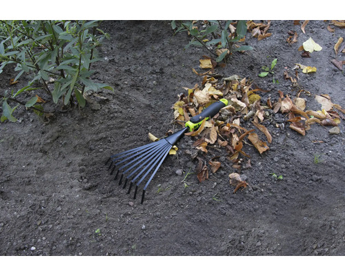 Záhradné hrable na zhrabovanie lístia na zemi.