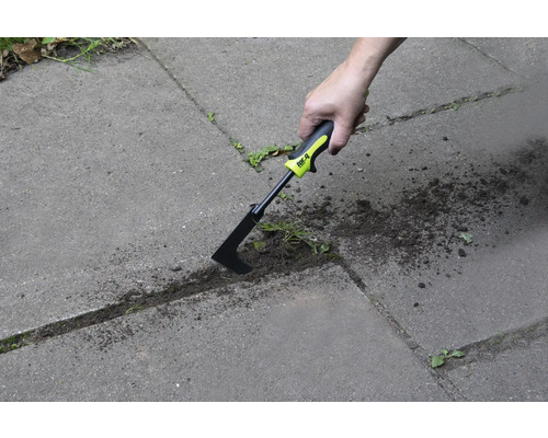 Čistič škár sa používa na odstraňovanie buriny medzi dlažobnými kockami