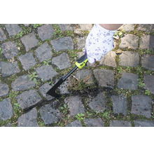 Škrabka na záhradné škáry pri použití na dlažobných kockách