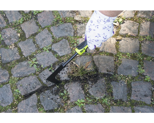 Škrabka na záhradné škáry pri použití na dlažobných kockách