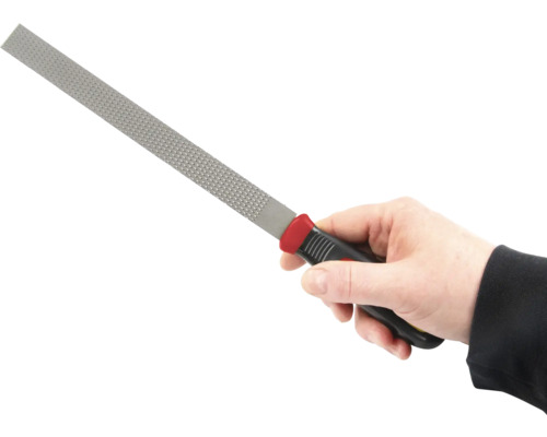 Ruka drží rašpľu s rukoväťou