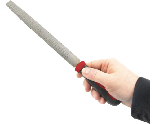 Ruka drží rašpľu s plastovou rukoväťou