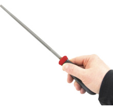 Ruka drží kľúčový pilník