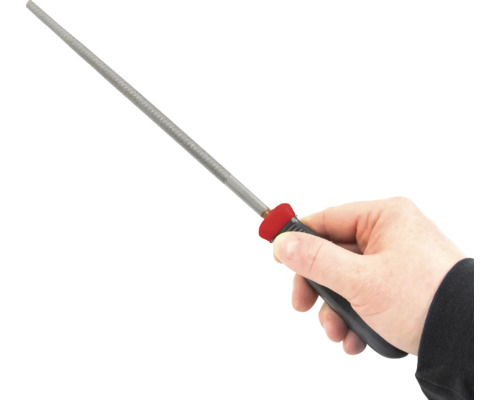 Ruka drží kľúčový pilník