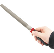 Ruka drží hladký pilník s rukoväťou