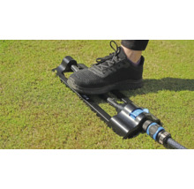 Záhradný zavlažovač ovládaný nohou na trávniku