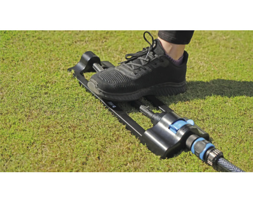 Záhradný zavlažovač ovládaný nohou na trávniku