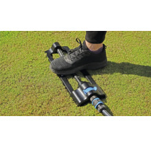 Zavlažovač trávnika s nohou pre jednoduché umiestnenie