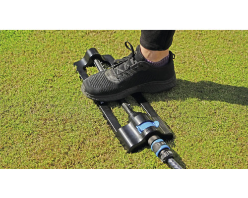 Zavlažovač trávnika s nohou pre jednoduché umiestnenie