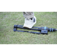 Obdĺžnikový zavlažovač s nohou na trávniku