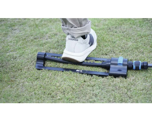 Obdĺžnikový zavlažovač s nohou na trávniku