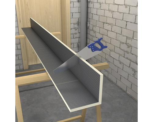 Modrá ručná píla reže stavebnú dosku v tvare L so sivým mriežkovým povrchom na drevených kozách vo svetlej, nedokončenej miestnosti.