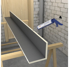 Rohový prvok Swisspor BOARD na kozách pri nanášaní polyuretánového montážneho lepidla pomocou tmeliacej pištole.