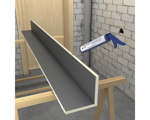 Rohový prvok Swisspor BOARD na kozách pri nanášaní polyuretánového montážneho lepidla pomocou tmeliacej pištole.